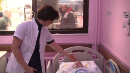 Kışın Bebekleri Uzaktan Sevelim"