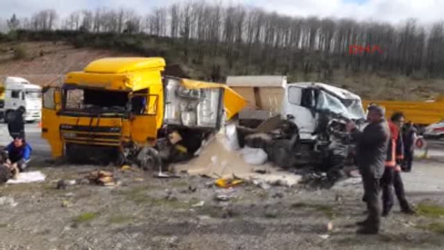 Kamyon ile Tır Kafa Kafaya Çarpıştı: 1 Ölü, 2 Yaralı