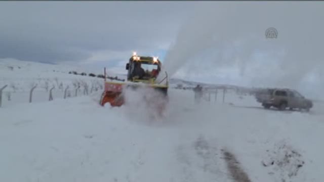 Karla Mücadele Eden Ekiplere Tatlı İkramı