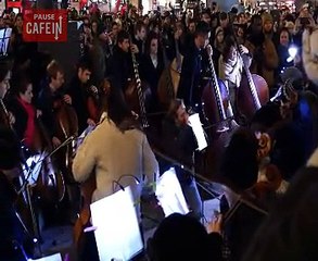 Un orchestre rend hommage aux victimes de Charlie Hebdo à Trafalgar Square, Londres.