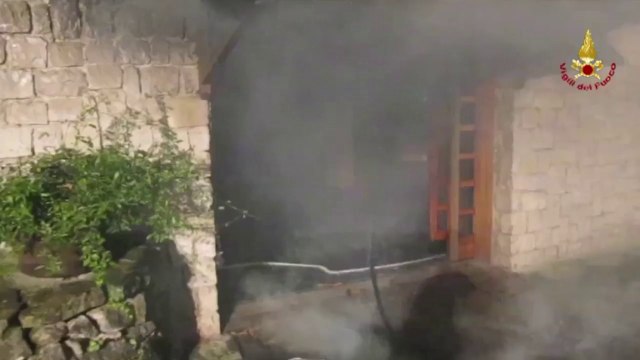 Avellino - Fiamme alte in un garage, subito i vigili del fuoco in soccorso (12.01.15)