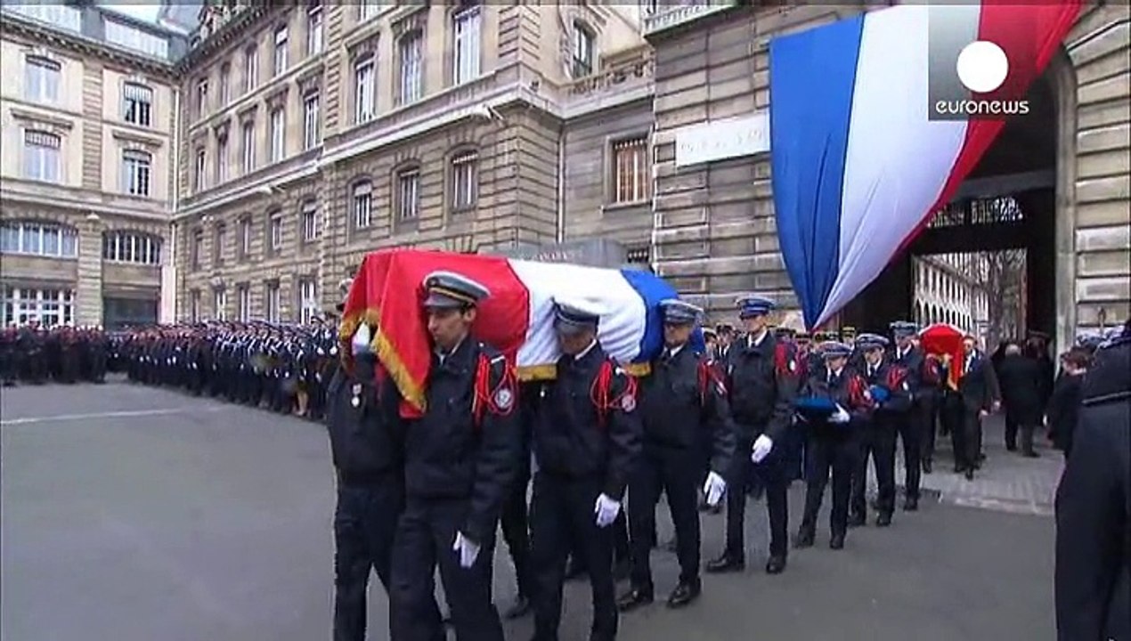 Hollande rende omaggio agli agenti: ''Sono morti per la nostra libertà''