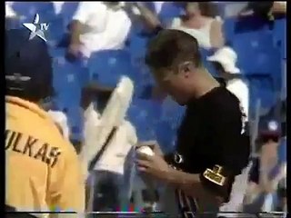 KISSED to SACHON TENDULKAR by Fans, Very Funny