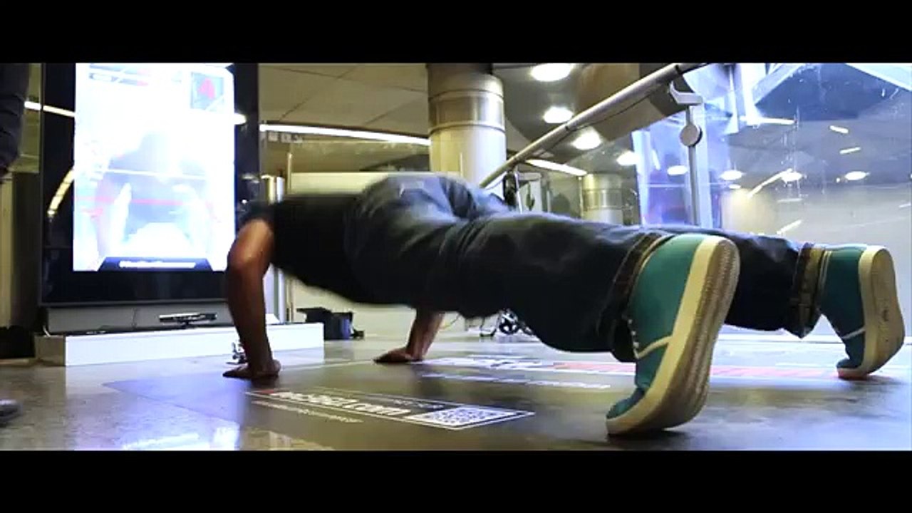 Biborg pour Warner Bros Entertainment France - film de cinéma Edge of tomorrow, «Opération push-up Gare Saint-Lazare» - juin 2014