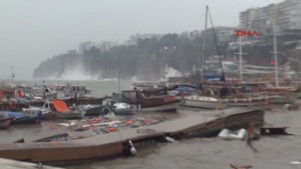 Antalya- En Çok Evsizlerin Etkilediği Fırtına ve Yağmurda Parçalanan Balıkçı Gemileri Denizde Yüzdü