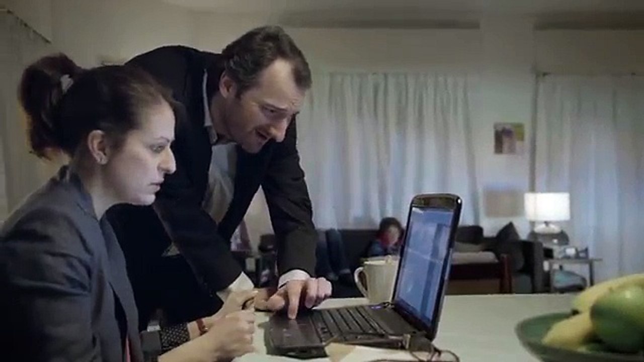 Axa - banque assurance, "Protection Familiale Intégrale" - avril 2013 - une mère de famille achète des armes