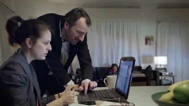 Axa - banque assurance, Protection Familiale Intégrale - avril 2013 - une mère de famille achète des armes