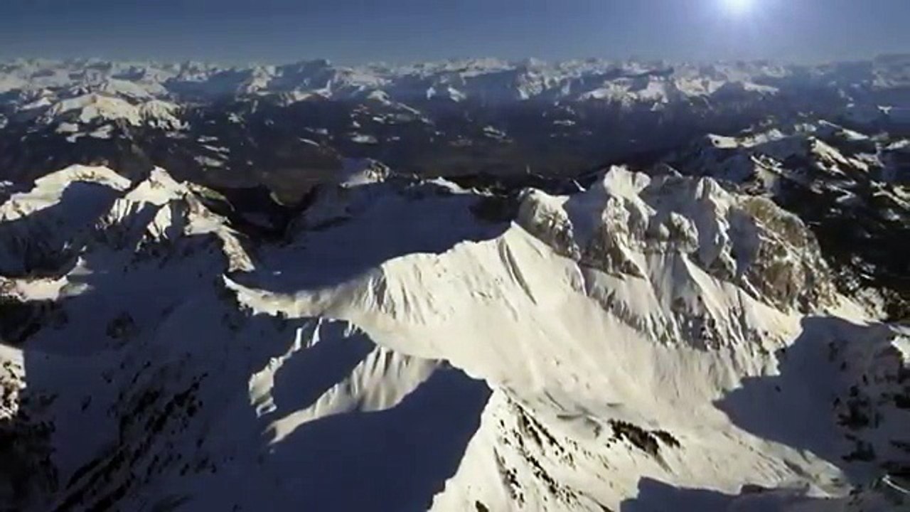 Evian - eau minérale, "Vivez le voyage originel d'une eau pure par nature, http://pure.evian.com" - février 2012 - teaser