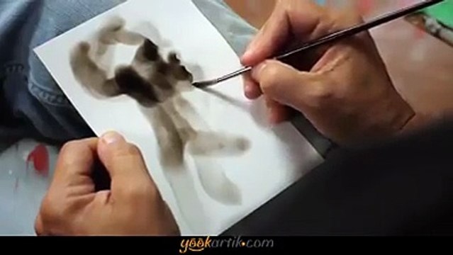 Resmen çakmak ile sanat yapmış. Çakmak ile resim yapan adam.