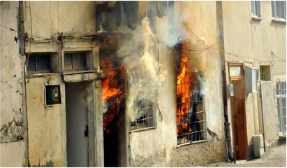 Yanan evi için gözyaşı döktü