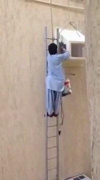 Ouvrier travaille sur une très grand échelle