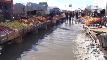 Yozgat'ta Eriyen Kar Suları Sebze Pazarını Göle Çevirdi