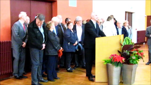 Stéphane Barré, maire d'Oissel-sur-Seine rend hommage aux victimes de l'attentat terroriste à la rédaction de Charlie Hebdo.