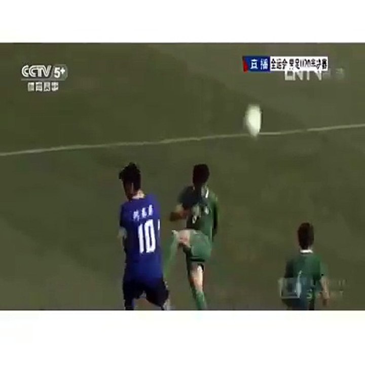 Não é possível! A defesa do time conseguiu furar três vezes e os deuses do futebol não perdoaram!