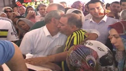 Arşivyalova Fenerbahçe Bayrağına Sarılı Tabutuyla Gözyaşları Özgün İçin Aktı