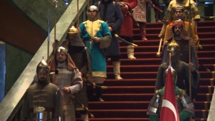 Cumhurbaşkanlığı'ndaki Temsili 16 Türk Devleti Kıyafetli Askerleri Resmi Karşılama Törenlerinde...