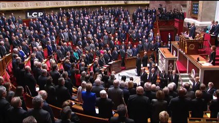 La Marseillaise entonnée par l'Assembée Nationale, en hommage aux victimes des attentats (LCP)