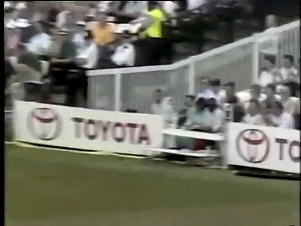 Mohammed Azharuddin, 4,4,4,4,4,4,4,4,2 vs England