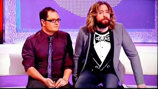 Emission The Sunday Night Project avec Lily Allen et l'animateur Alan Carr parodiant la publicité Cadbury Eyebrow (sourcils)