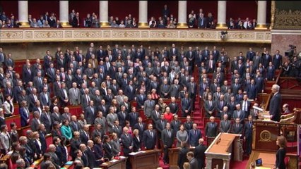 Minute de silence et Marseillaise chantée dans l'hémicycle : l'hommage de l'Assemblée nationale