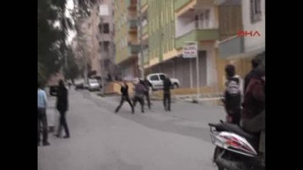 Şanlıurfa?da Sokak Ortasında Sopalı Kavga: 2 Yaralı
