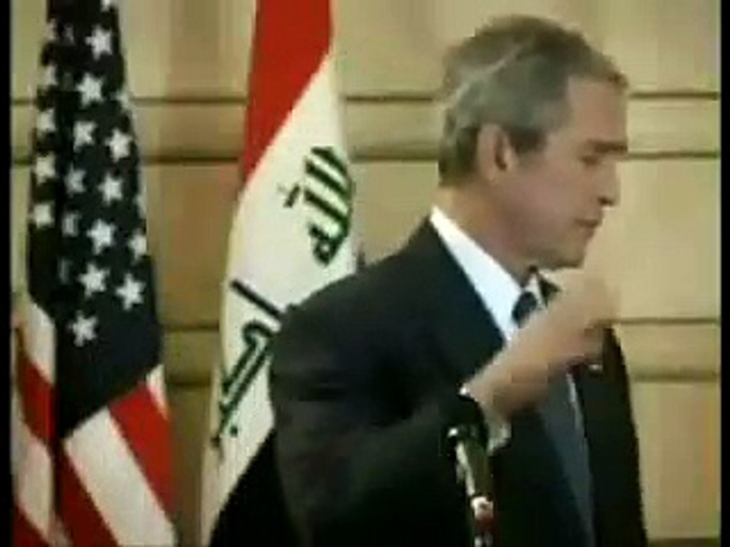 George Bush, en Irak, évitant le jet de chaussures d'un journaliste irakien  - Vidéo Dailymotion