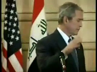 George Bush, en Irak, évitant le jet de chaussures d'un journaliste irakien