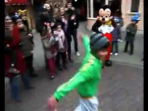 Disneyland Paris - parc d'attractions, La Fête Magique de Mickey - février 2009 - Mickey Breakdance
