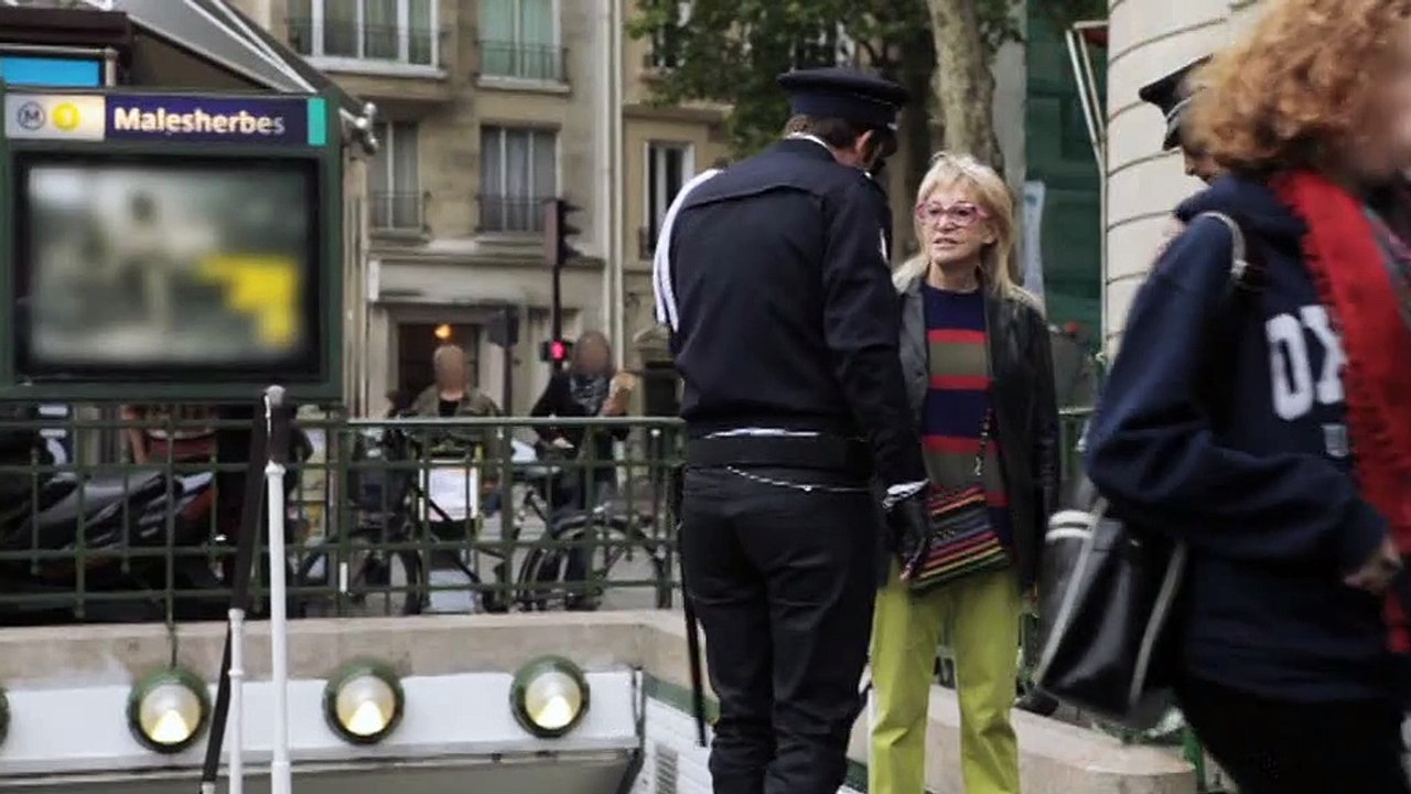 La Redoute - vêtements et accessoires - octobre 2010 - "Police nationale du style", blonde à lunettes, la redoute