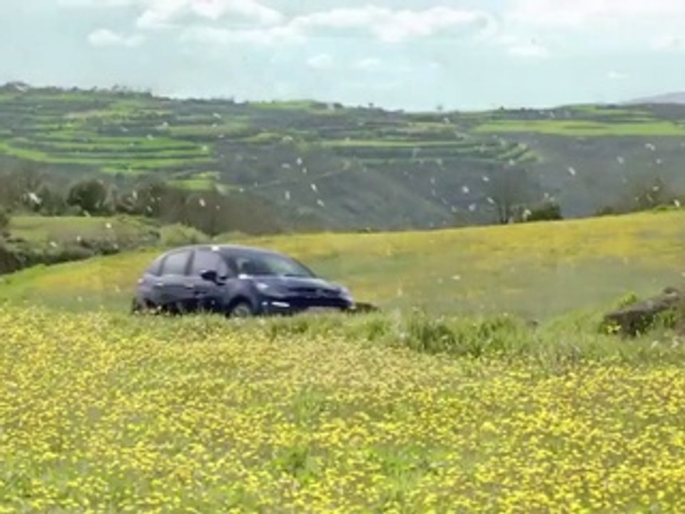 H pour PSA Peugeot Citroën - voiture Citroën C3, "Dog romance" - octobre 2013