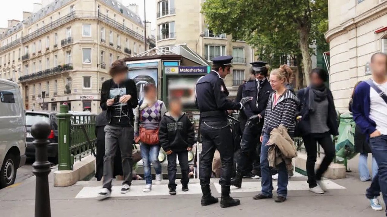 La Redoute - vêtements et accessoires - octobre 2010 - "Police nationale du style", JF rayures, 30s