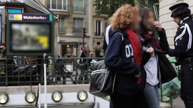 La Redoute - vêtements et accessoires - octobre 2010 - Police nationale du style , blonde à lunettes, engagez-vous