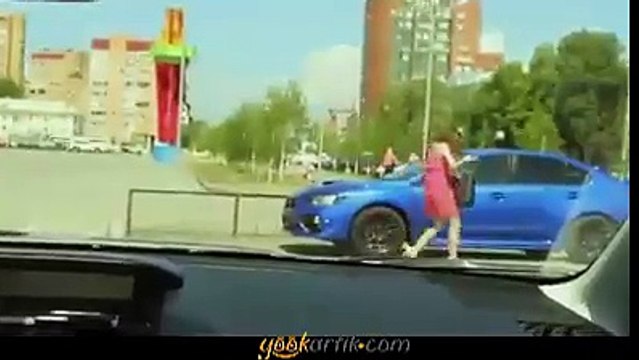 Görenleri şaşkına çeviren rengarenk araba.