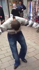 Akıllı olup Dünya'nın derdini çekeceğine deli ol dünya senin kahrını çeksin daha iyi