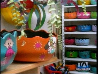 Creativas artesanías son elaboradas a base de llantas y caucho