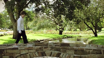 Court métrage : Un enfant victime de moqueries à cause de ses chaussures trouées