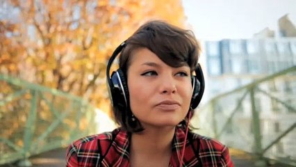 Min. de la Culture et de la Communication - La carte musique, "Les écouteurs, On n'a jamais fini de découvrir la musique" - novembre 2011