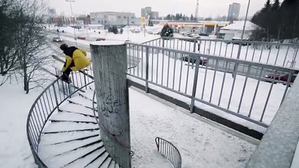Descendre un escalier enneigé avec ses skis, c'est possible, et avec classe !