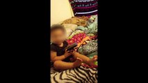 Elle laisse son bébé d'un an s'amuser avec un vrai pistolet