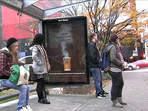McDonald's - restauration rapide - novembre 2009 - Votre café gratuit est prêt , dispositif à vapeur dans un abribus