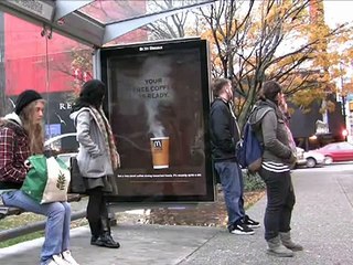 McDonald's - restauration rapide - novembre 2009 - "Votre café gratuit est prêt", dispositif à vapeur dans un abribus