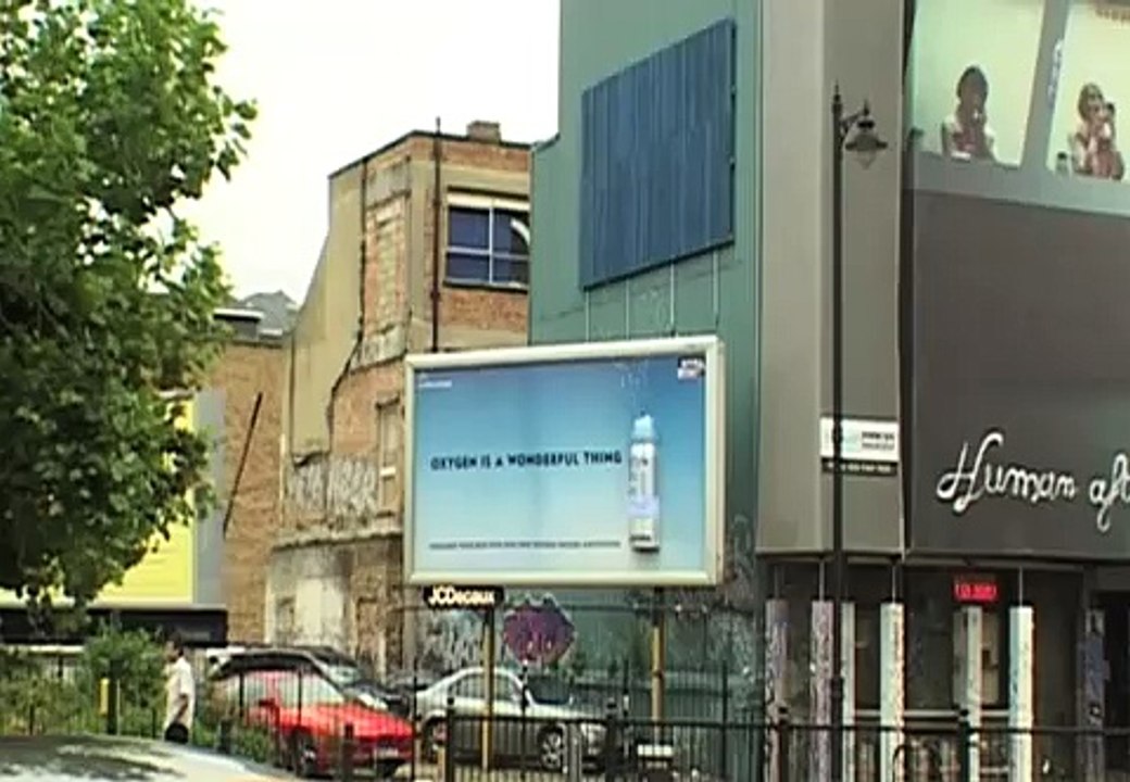 Nivea - cosmétique Oxygen Power - août 2007 - "Nivea Visage Bubbles", dispositif d'affichage en 3D d'où sortent des bulles