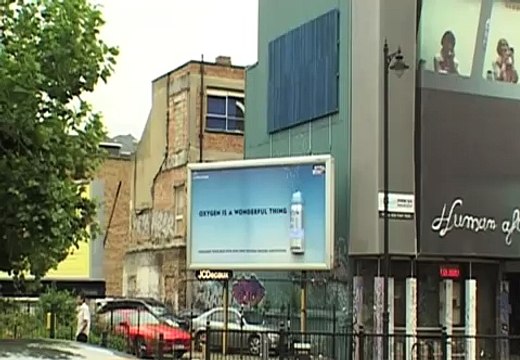 Nivea - cosmétique Oxygen Power - août 2007 - Nivea Visage Bubbles , dispositif d'affichage en 3D d'où sortent des bulles