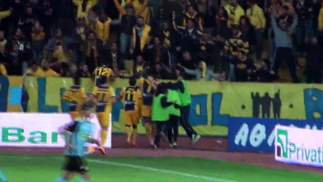 Πανηγυρισμοί στο δεύτερο γκολ του Ταγκμπατζούμι