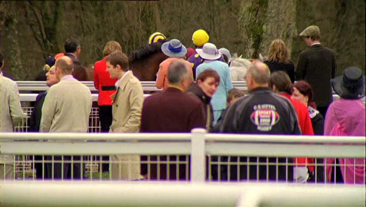 Nestlé Waters - eau minérale Vittel - novembre 2009 - "Les Vittellois", "Hippisme", "Vittel. Il y a quelque chose dans cette eau."60s