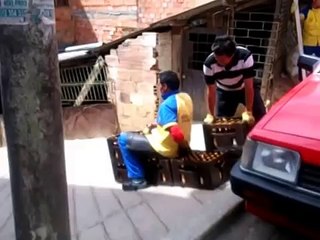 ¿¡Pero qué hacen estos repartidores de cerveza!?