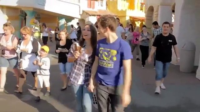 Parc Astérix - parc d'attraction, Le Parc 2, youtube.com/watch?v=OX2EeBNdWgg - octobre 2011 - Bienvenue au parc