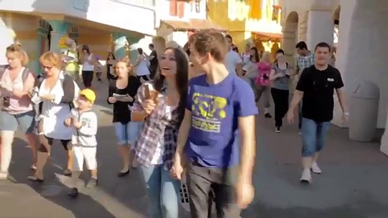 Parc Astérix - parc d'attraction, "Le Parc 2, http://www.youtube.com/watch?v=OX2EeBNdWgg" - octobre 2011 - Bienvenue au parc