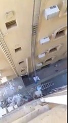 Un homme répare une ventilation sur une très grande échelle