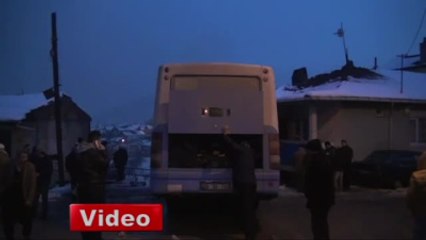 Otomobile Çarpmamak İçin Fren Yapan Halk Otobüsü Asılı Kaldı